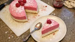 Zweifarbige Kokos-Himbeer-Torte ohne Backen – kühl, fruchtig und schön schnittfest