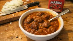 Hovězí guláš (Rindsgulasch) – mit Paprika-Trick und karamellisierten Zwiebeln richtig sämig