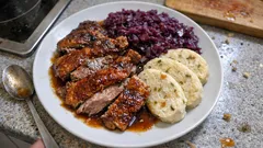 Knusprige Ente aus dem Ofen – mit sämigem Rotkabis und Serviettenknödeln