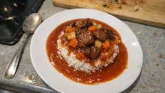 Herzhafte Rajská: zart geschmortes Rindfleisch in Tomatensauce mit Reis