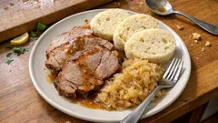 Vepřo knedlo zelo daheim: Mit einer Prise Natron wird der Schweinsbraten zart