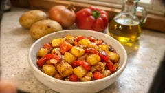 Patate-und-Peperoni-Pfanne: Kartoffeln schön rösch, Peperoni saftig – in 20 Minuten