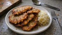 Knusprige Kartoffelpuffer (Bramborák) mit Sauerkraut – so bleiben sie wirklich kross