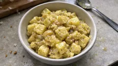 Kartoffelsalat mit Senf & Zwiebeln: cremig ohne Mayo – ideal zum Grillieren