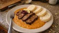 Schnelle Svíčková mit Knödeln: cremige Rahmsauce in 30 Minuten