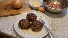 Saftige Hacktätschli mit gebratener Zwiebel – so gelingen sie ohne langes Kneten