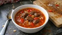 Würzige Gulaschsuppe mit Rind und roter Peperoni – schmeckt wie langsam geschmort