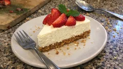 No-Bake-Cheesecake ohne Gelatine – luftig-cremig mit Guetzliboden und Erdbeeren