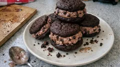 Cookies-Glace-Sandwiches mit Schoggi-Rahm-Glace – schnell gemacht, perfekt zum Einfrieren