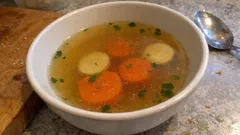 Rindsbouillon selber machen – klar und aromatisch mit Rüebli & Peterliwurzel