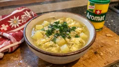 Česnečka – tschechische Knoblauchsuppe mit Kartoffeln und Ei, in 20 Minuten