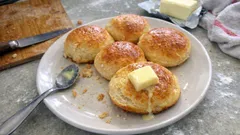 Mürbe Quarkbrötli mit Butter: so werden sie zart und leicht blättrig