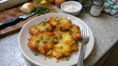 Härdöpfelchüechli mit Majoran: knusprig aus der Pfanne – mit Trick, der weniger Fett braucht