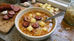 Zelňačka im One-Pot: Sauerkraut-Suppe mit Wurst & Kartoffeln, die immer gelingt