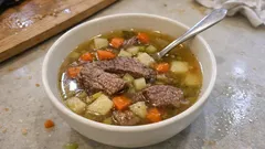 Kräftige Rindfleisch-Gemüsesuppe wie daheim – mit klarer Bouillon und zartem Fleisch