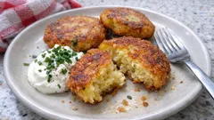 Knusprige Kartoffelplätzli mit Quark – so werden sie in der Pfanne schön saftig