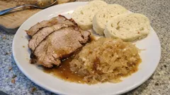 Vepřo knedlo zelo: Saftiger Schweinsbraten mit Serviettenknödeln und Sauerkraut