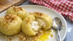 Kartoffelknödel mit Quarkfüllung – so bleiben sie beim Sieden schön in Form