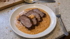 Svíčková wie in Böhmen: zart geschmortes Rind mit cremiger Sauce oder Meerrettich-Finish