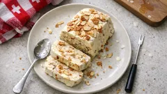 Semifreddo mit Mandeln und Amaretti – cremig, halbgefroren und ohne Eismaschine