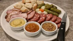 Uzenin-Platte mit Klobasa und kleiner Senf-Bar – ein unkomplizierter Apéro-Klassiker