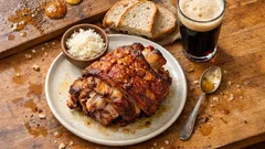 Schweinshaxe aus dem Ofen: knusprige Schwarte, zartes Fleisch und Bratensaft zum Tunken