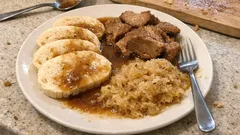 Vepřo knedlo zelo: zart geschmorte Schweinsschulter mit Kabis und Knödeln