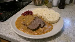 Svíčková na smetaně: zart geschmortes Rind mit samtiger Wurzelgemüse-Rahmsauce