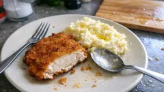 Poulet-Schnitzel mit luftigem Kartoffelstock – so wird der Stock schön fluffig