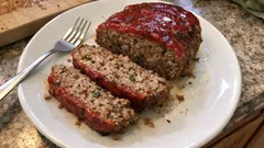 Saftiger Hackbraten aus dem Ofen – mit Kräutern, Zwiebeln und feiner Ketchup-Kruste