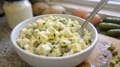 Schneller Kartoffelsalat mit Mayonnaise: cremig, aber schön stückig (mit Gurken & Ei)