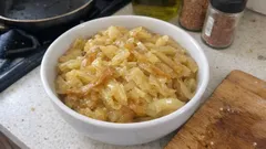 Dünstkabis mit karamellisierten Zwiebeln – süss-säuerlich und ganz unkompliziert