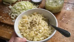 Sauerkraut selber machen: nur Kabis, Salz und Kümmel – so gelingt’s knackig