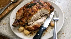 Ofen-Poulet mit Rosmarin & Knoblauch – der Butter-Trick für saftiges Fleisch