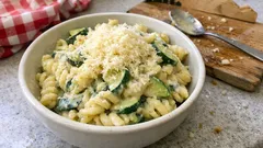 Cremige Zucchini-Rahm-Pasta – in 25 Minuten auf dem Tisch