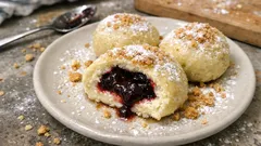 Povidlenknödel mit Quark – flaumige Knödeli mit warmem Powidl-Kern
