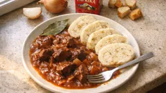 Währschafter Rindsgulasch wie im Wirtshaus – mit hausgemachten Knödeln