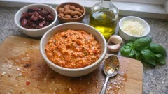 Pesto aus getrockneten Tomaten: in 10 Minuten cremig gemixt – perfekt zu Pasta & Apéro