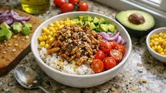 Poulet-Poke-Bowl mit Teriyaki und Avocado – frisch, sättigend und unkompliziert