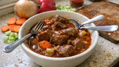 Rindsgulasch wie aus dem Schmortopf – zartes Fleisch, sämige Sauce