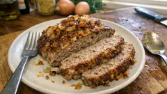 Saftiger Hackbraten mit Senfkruste und gerösteten Zwiebeln – einfach im Ofen