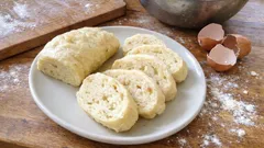 Knedlíky aus Mehl und Eiern: mit heissem Wasser bleiben die Knödel schön in Form