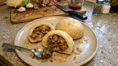 Hefeknödel mit Schweinefleisch und Kohl – so werden sie fluffig und saftig