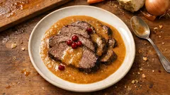 Svíčková ohne Rahm: zartes Rind in gerösteter Wurzelgemüse-Sauce