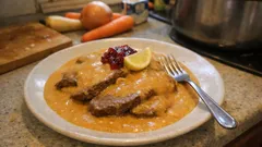 Svíčková-Style: sämige Rahmsauce mit Röstaromen und zartem Schmorbraten