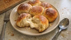 Luftige Buchteln mit Quarkfüllung – mit Butter-Milch-Trick bleiben sie richtig saftig