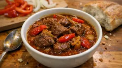 Rindsgulasch mit viel Zwiebeln – langsam geschmort, butterzart und herrlich aromatisch