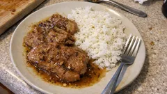 Saftiges Kümmelfleisch mit Knoblauch – so bleibt Schwein zart, dazu lockerer Reis