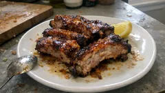 Schweinsrippchen mit Honig-Senf-Glasur – klebrig-knusprig in kurzer Zeit