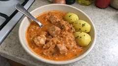 Segedinergulasch mit Sauerkraut: so wird die Sauce cremig, ohne dass der Rahm gerinnt